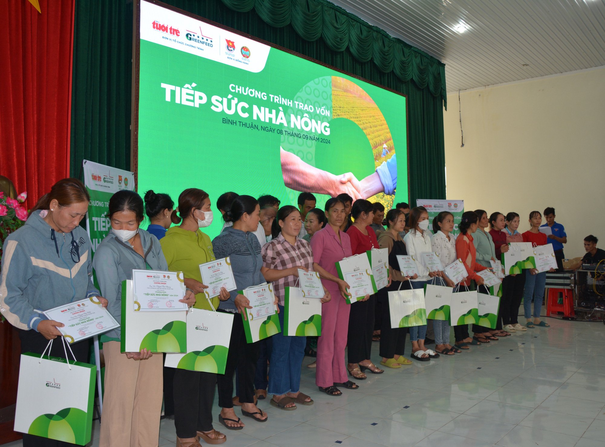 Cuộc sống vươn lên từ “Tiếp sức nhà nông” - Ảnh 1.