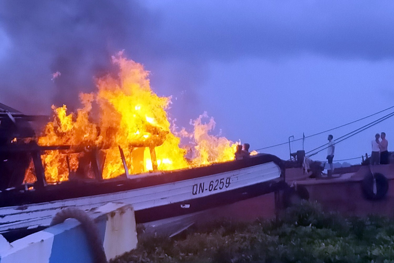 Événement - Hai Phong : Bateau de croisière en feu (Photo 2).