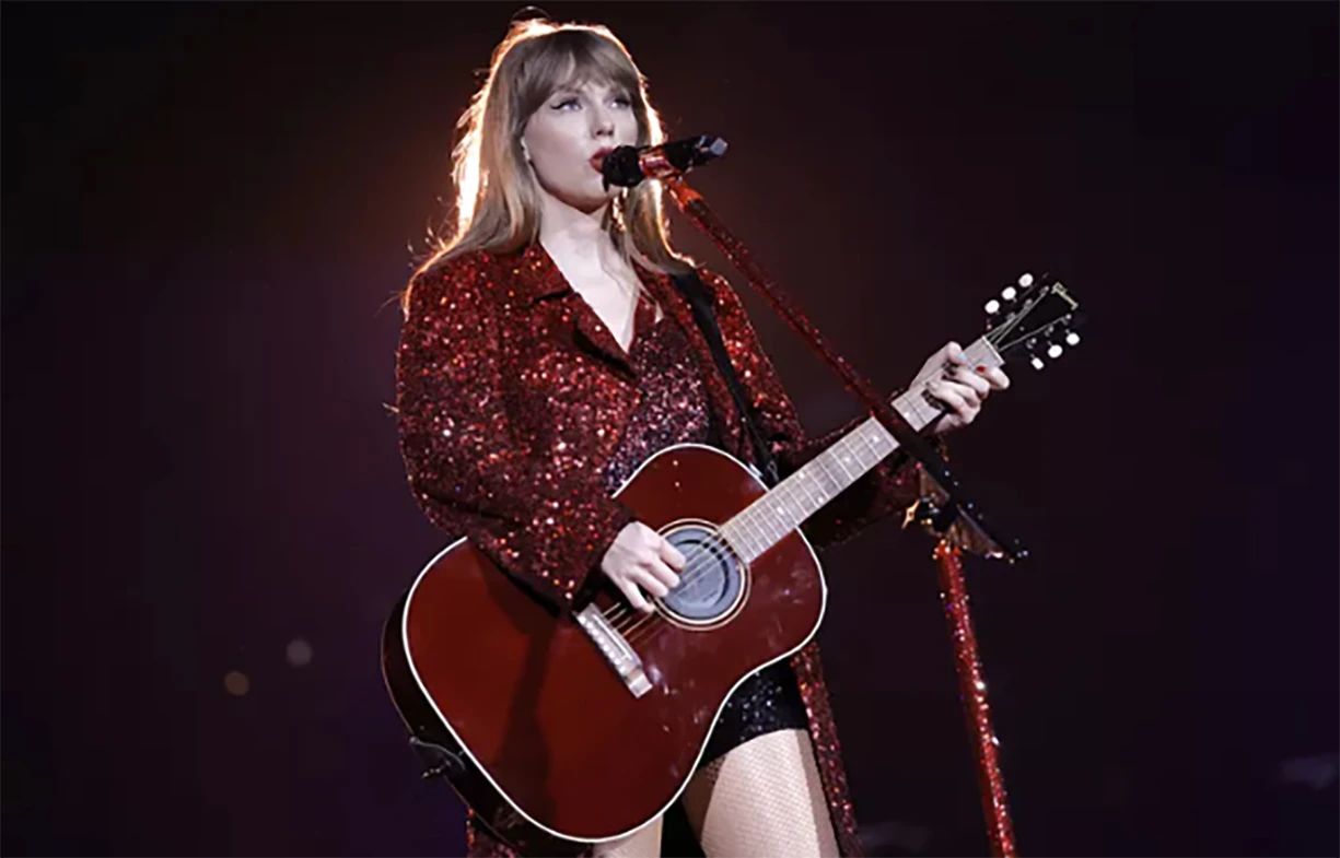 Taylor Swift hoãn buổi diễn do nhiệt độ tăng cao khiến fan qua đời - Ảnh 1.