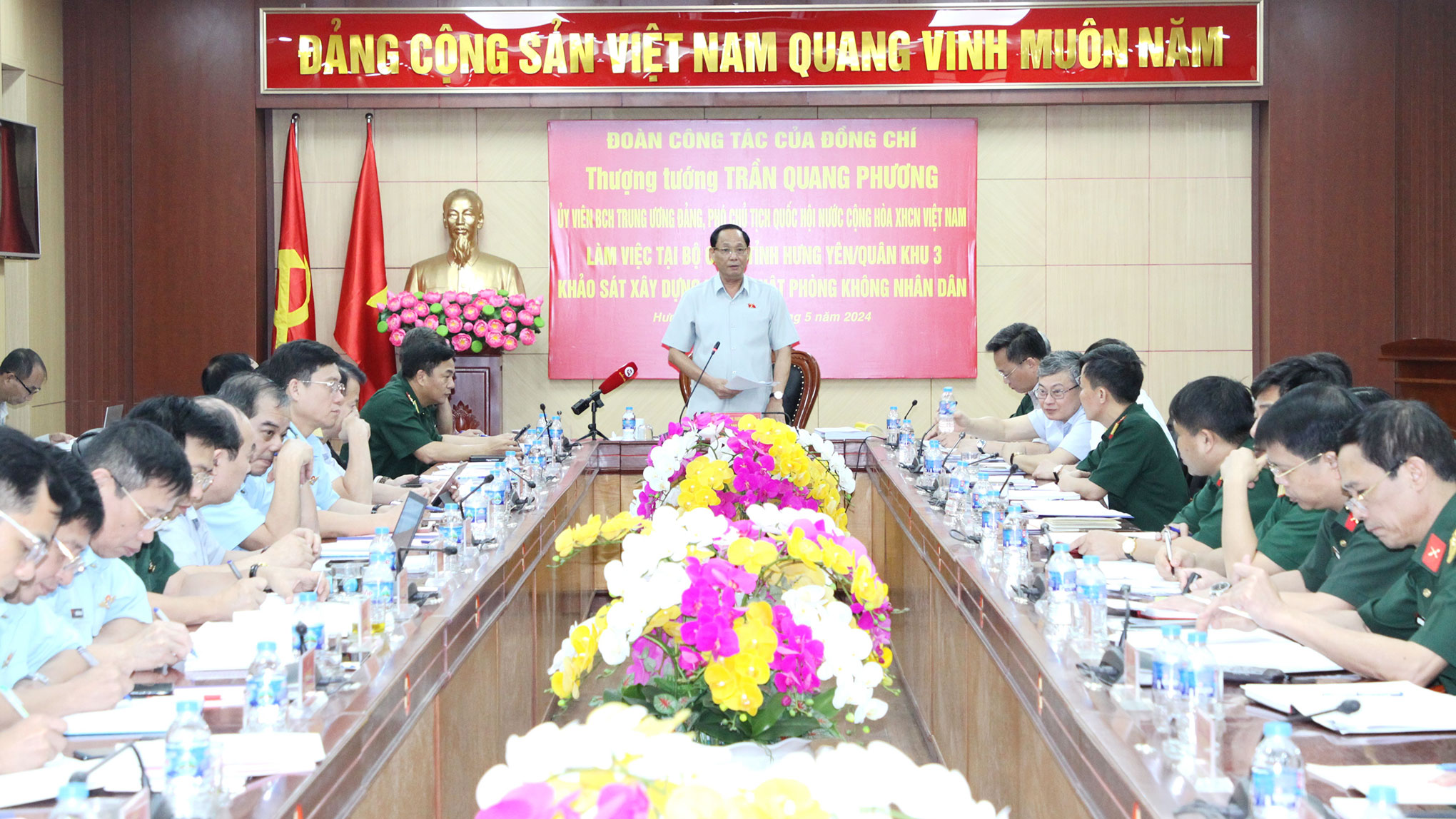 국회 부의장, Tran Quang Phuong 중장은 Hung Yen 성 인민 방공 지도위원회와 협력하고 있습니다. -0