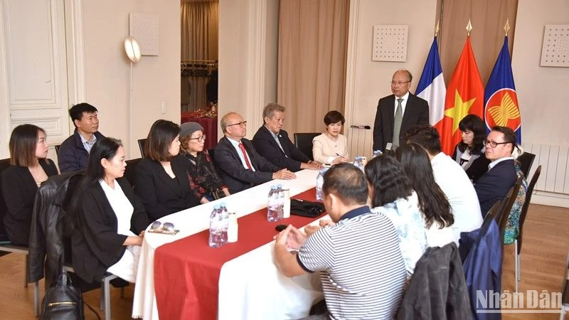 El Embajador Dinh Toan Thang espera que las asociaciones y comunidades vietnamitas en Francia organicen activamente actividades de recaudación de fondos y voluntariado para ayudar a las personas afectadas por tormentas e inundaciones. (Foto: KHAI HOAN)