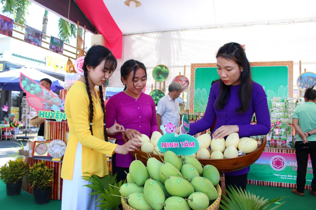 ผลิตภัณฑ์ผลไม้ของหอประชุมอำเภอกาวลานห์ ภาพโดย : ลุค ทุง