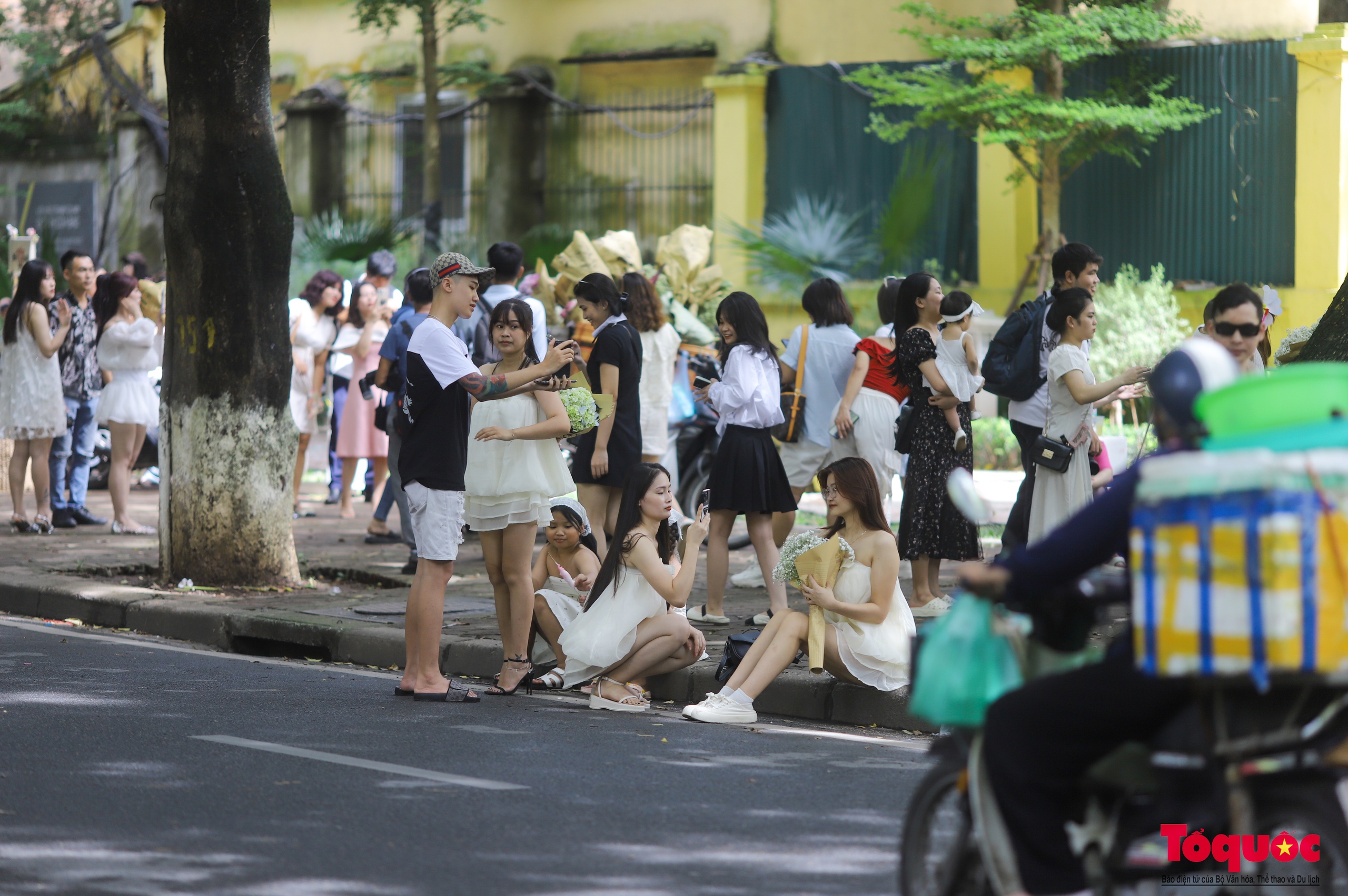 Hà Nội: Chấp nắng nóng các '"nàng thơ" nô nức chen chân check- in phố mùa thu Phan Đình Phùng - Ảnh 11.