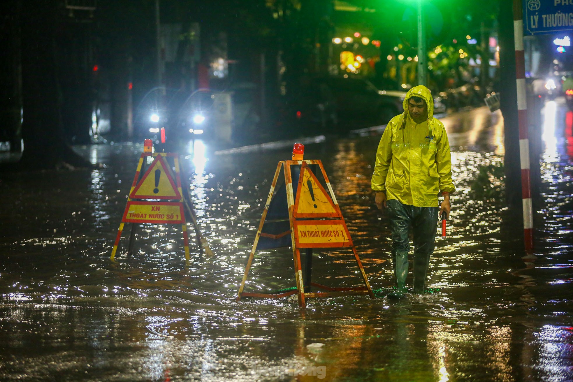 大雨、夜にハノイの街路が冠水 写真1