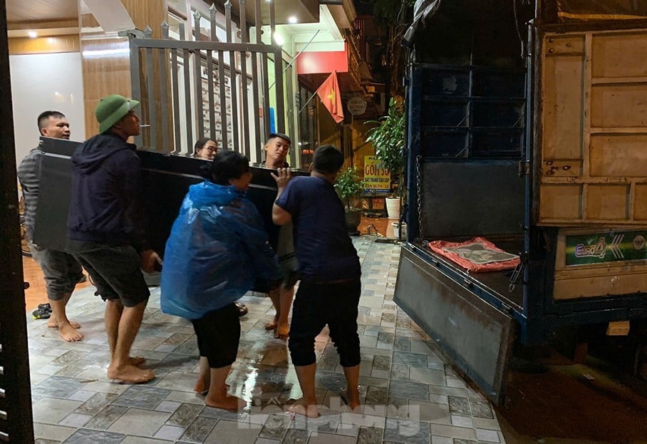 ទឹក​ទន្លេ​ក្រហម​ហក់​ឡើង ប្រជាជន Yen Bai ស្នាក់​ពេញ​មួយ​យប់​ដើម្បី​រៀបចំ​ខ្លួន​ដើម្បី​គេច​ពី​ទឹកជំនន់ រូបថត ១១