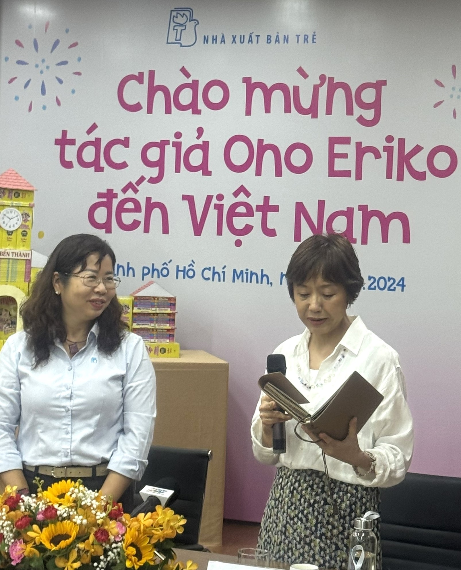 Tác giả Ono Eriko cho biết sẽ giữ kỹ các kỷ vật này bên mình, để mỗi khi lòng mệt mỏi có thể lấy ra xem để lại nhớ Việt Nam và cảm thấy lòng nhẹ nhõm hơn