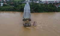 Colapso del puente Phong Chau: Proponen nuevo plan para rescatar vehículos