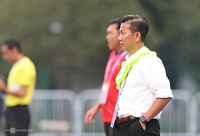 Coach Hoang Anh Tuan said the Vietnamese Olympic player received a silly yellow card.