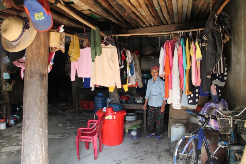 Mme Li dans la cabane délabrée de sa famille.