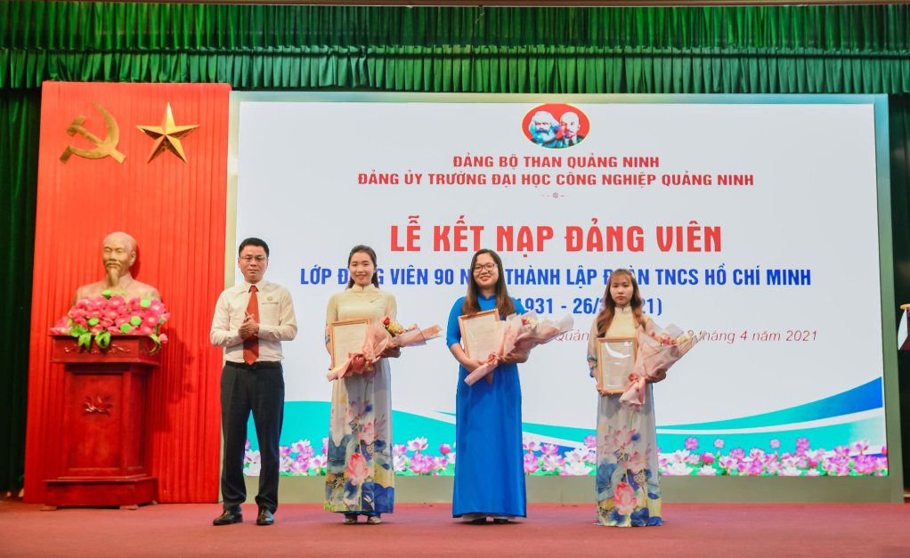 Parteiaufnahmezeremonie „Parteimitgliedsklasse feiert 90 Jahre Gründung der Kommunistischen Jugendunion Ho Chi Minh“.