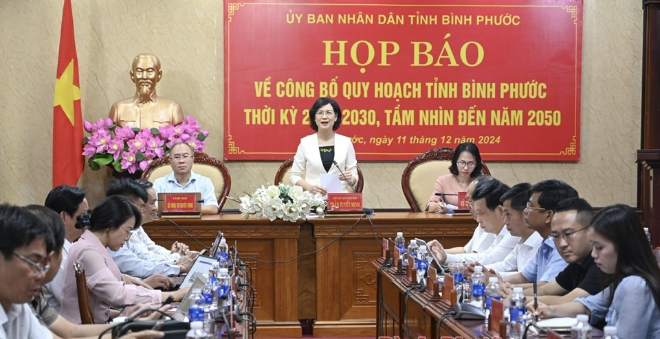 ビンフオック省計画発表会議前の記者会見。写真：ラム・ティエン