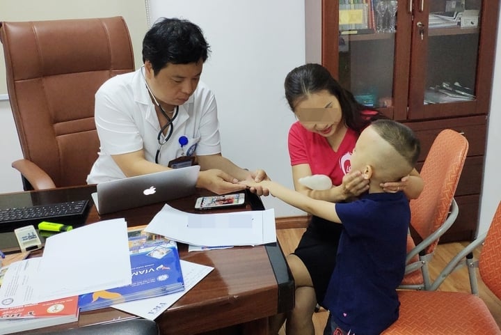 Doctor Son checks the health of children coming for examination. (Illustration: VIAM)