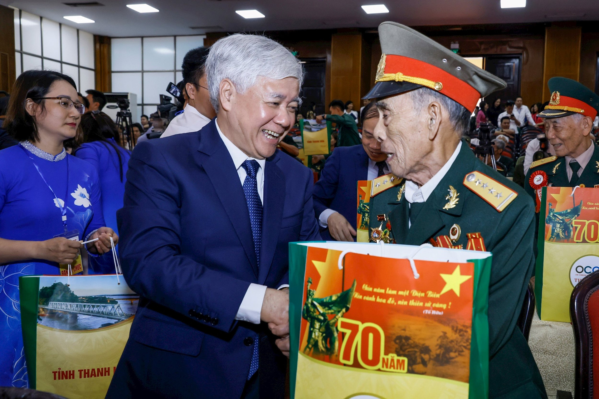 Der Vorsitzende Do Van Chien besuchte die Delegierten bei der Zeremonie und überreichte ihnen Geschenke. Foto: Quang Vinh.