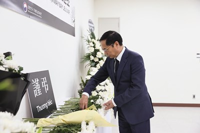 Dirigentes del Partido y del Estado visitan y firman libro de condolencias en la Embajada de Corea