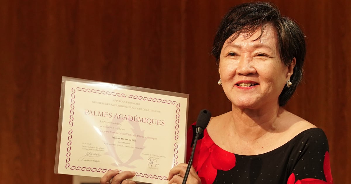 Dr. Phan Thi San Ha received the French Academic Palm Medal