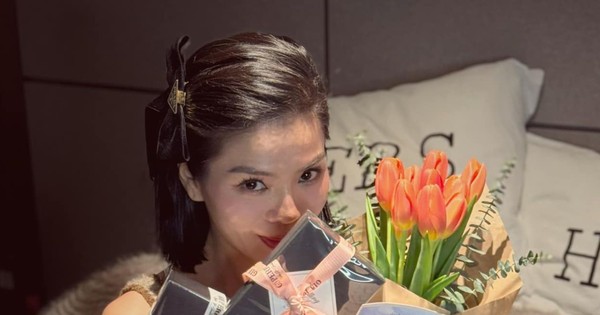 Vietnamese stars show off gifts on March 8