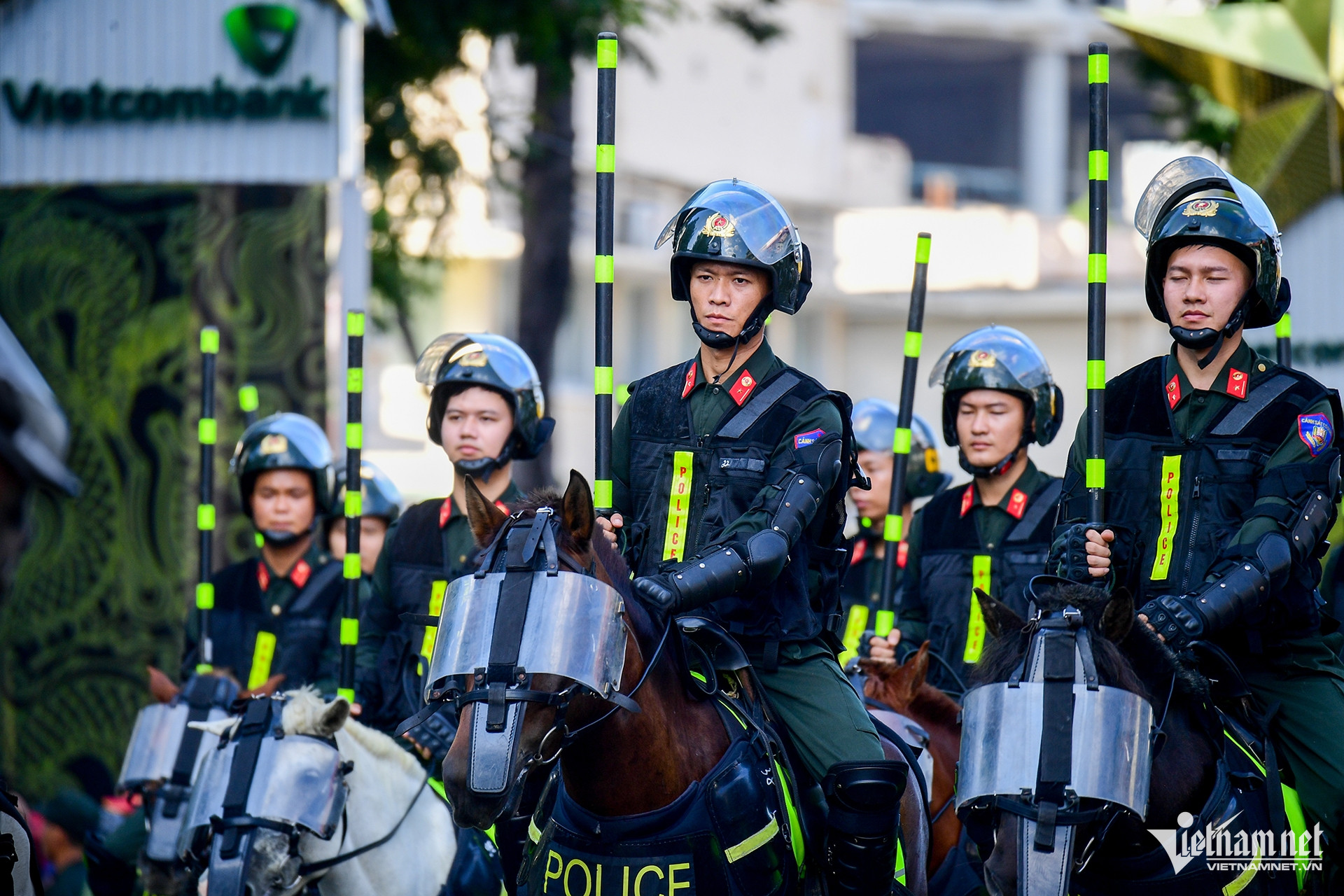 การแสดงกำลังของกองทหารม้าบนถนนในนครโฮจิมินห์