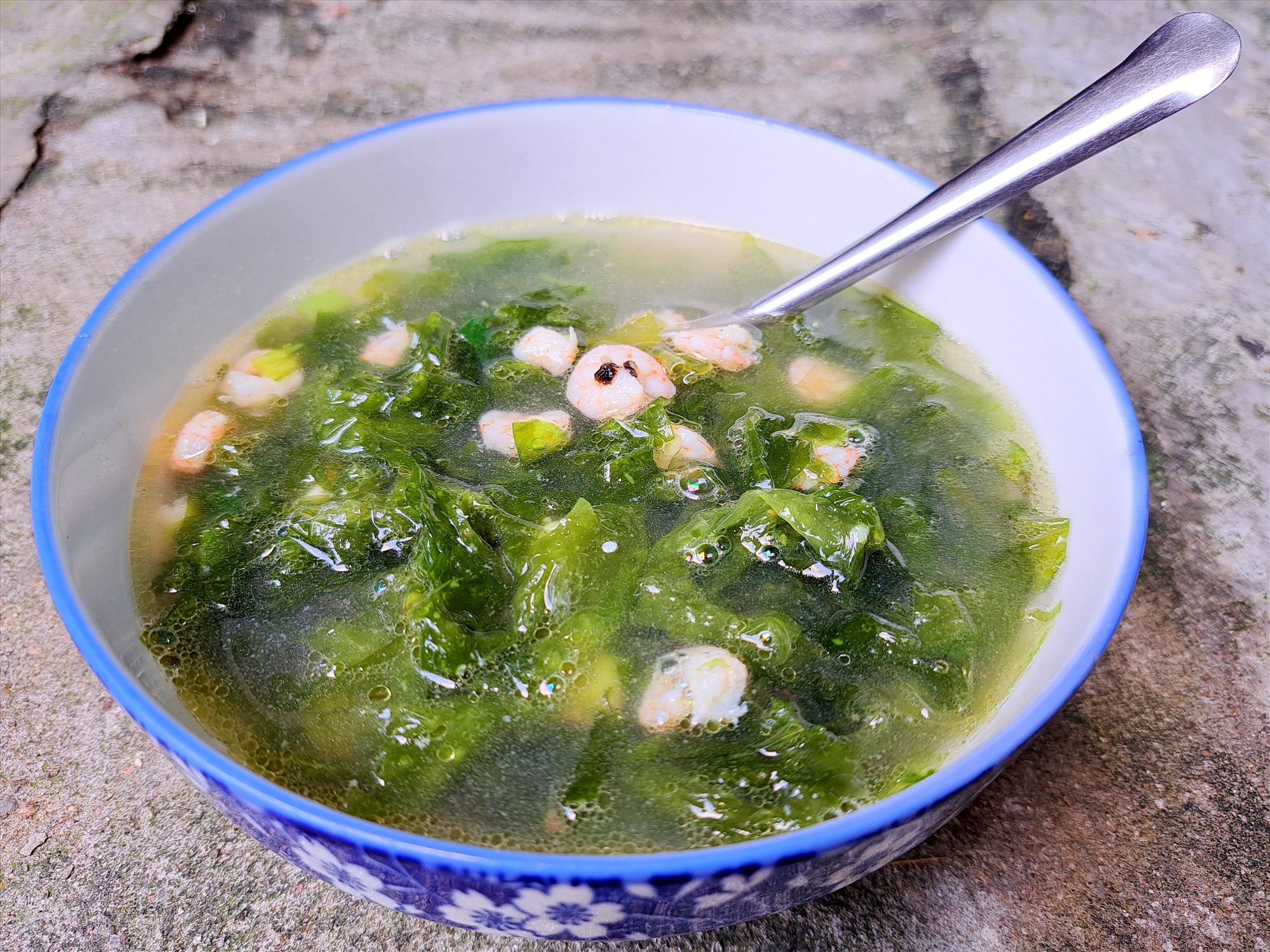 Soupe fraîche aux algues et crevettes.