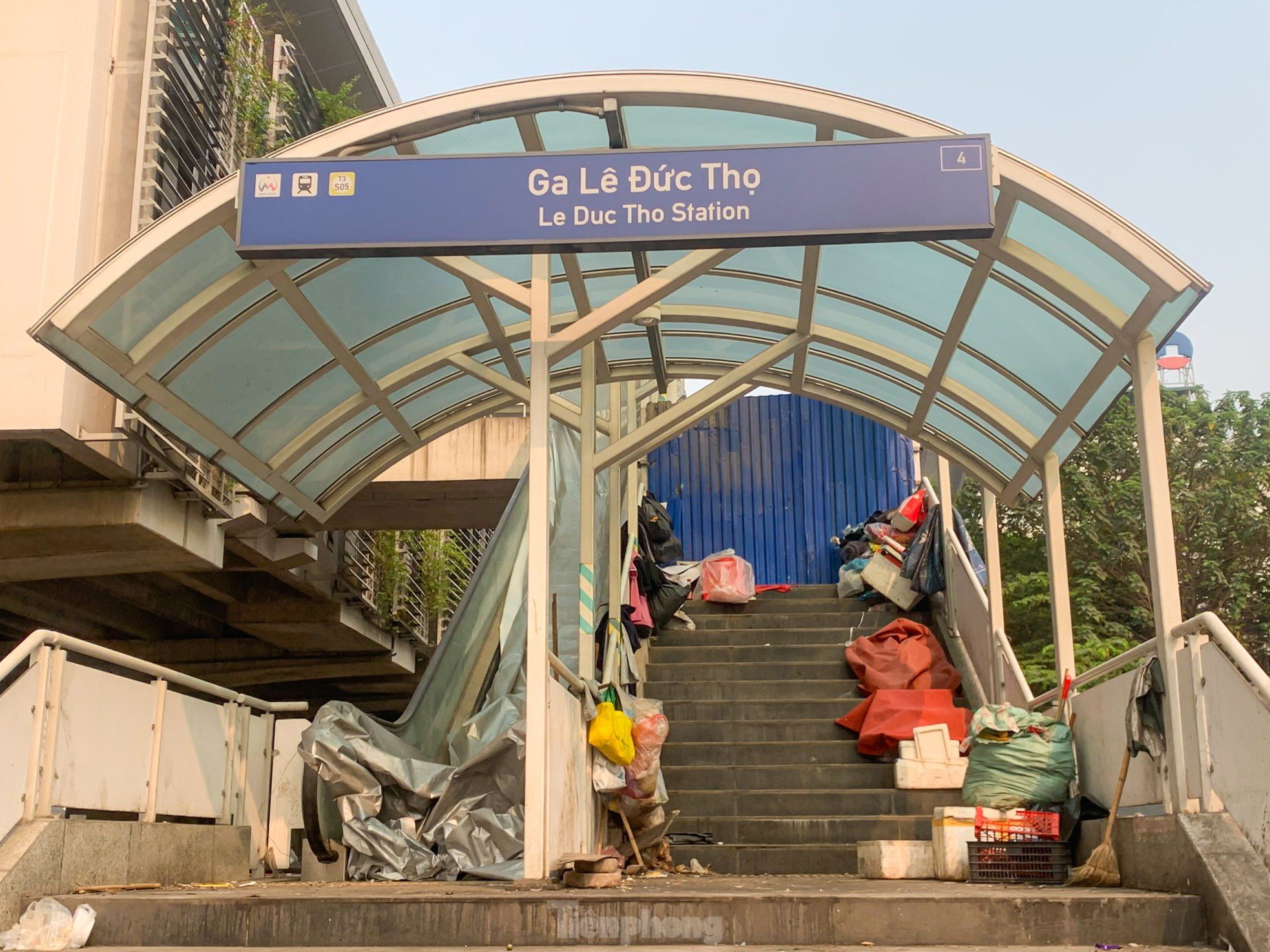 Während der Inbetriebnahmevorbereitungen ist die U-Bahnlinie Nhon-Hanoi Railway Station noch immer schmutzig und voller Müll. Foto 1