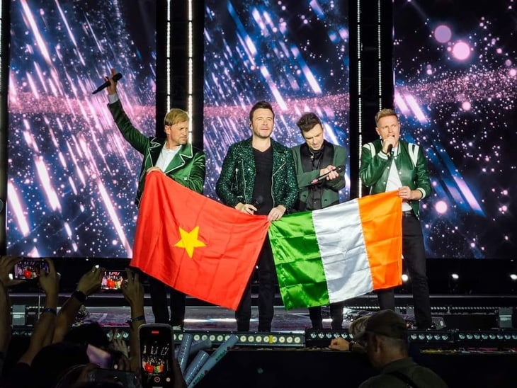 После шумихи Westlife выступили блестяще и пригласили вьетнамских поклонников спеть дуэтом на сцене.