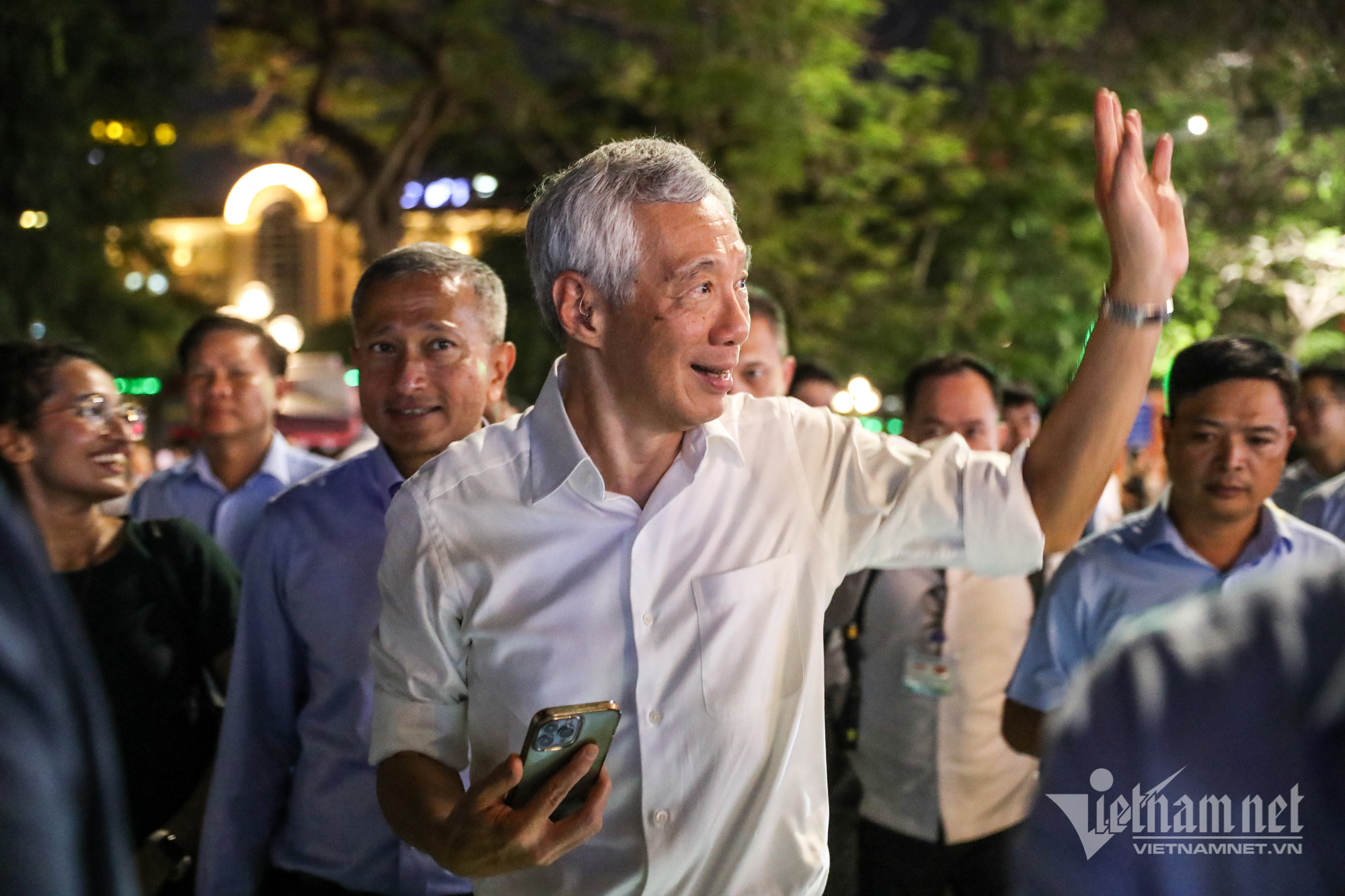 El primer ministro de Singapur, Lee Hsien Loong, camina y toma fotografías en el lago Hoan Kiem.