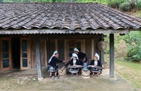 People in Hoai Khao village demonstrate the craft of printing and embroidering patterns with beeswax under the yin-yang roof. (Photo: Ngoc Anh)