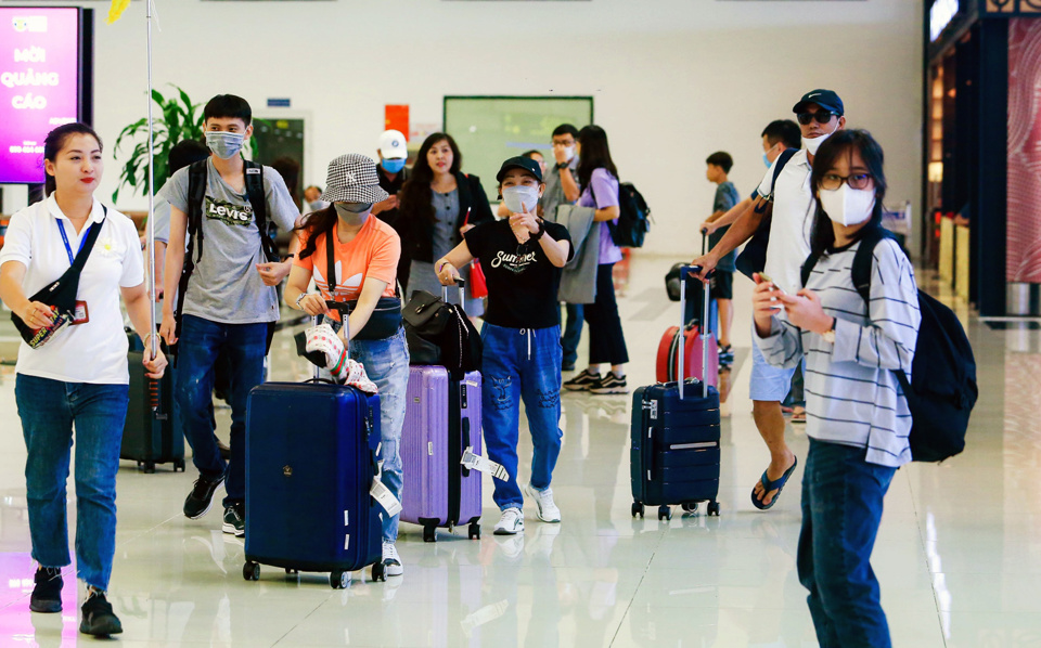 Welcoming tourists at Noi Bai airport. Photo: Hoai Nam