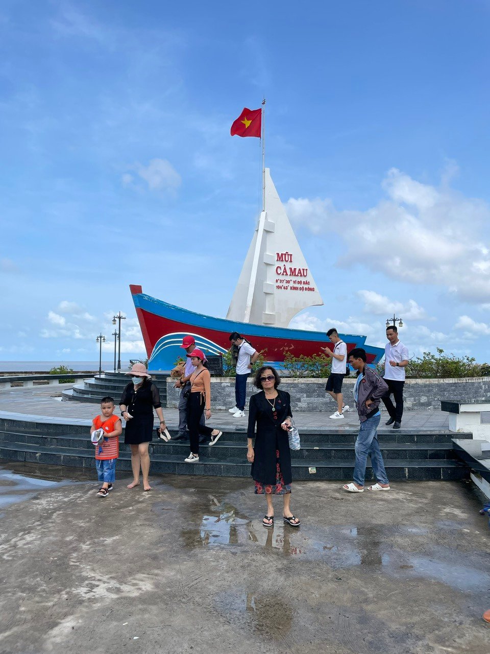 Tourists from neighboring provinces next to the symbol of Ca Mau Cape (Hoang Nam)