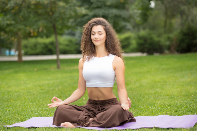 El yoga no solo ayuda a flexibilizar el cuerpo, sino que también tiene un impacto positivo en la salud reproductiva. Foto: Freepik