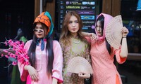 «Муза» в конической шляпе и шарфе в форме вороньего клюва позирует для фотографий в старом квартале Ханоя.