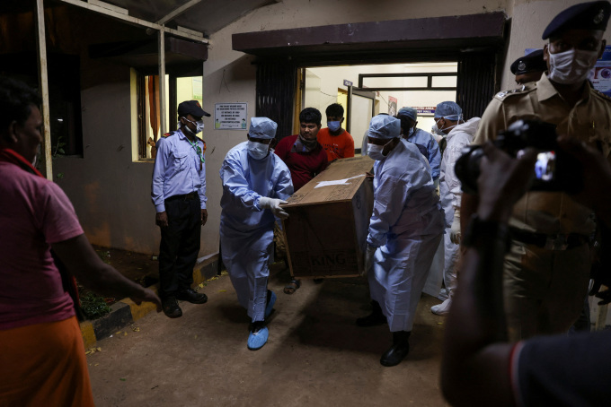 Des travailleurs médicaux transportent le corps d'une victime d'un accident de train à Bhubaneswar, dans l'État d'Odisha, en Inde, le 4 juin. Photo : Reuters