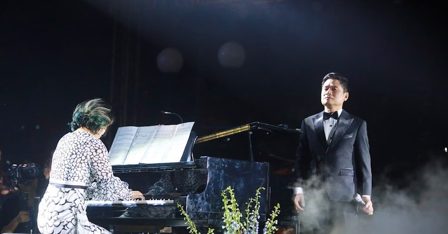 La hija de Phu Quang acompaña al Artista Popular Tan Minh en el piano, Hoang Hai tiene miedo de que lo regañen por arruinar un 'éxito'