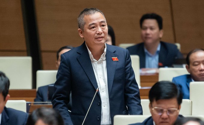 El profesor asociado Nguyen Lan Hieu debatió en la Asamblea Nacional en la mañana del 20 de noviembre. Foto: Medios de la Asamblea Nacional