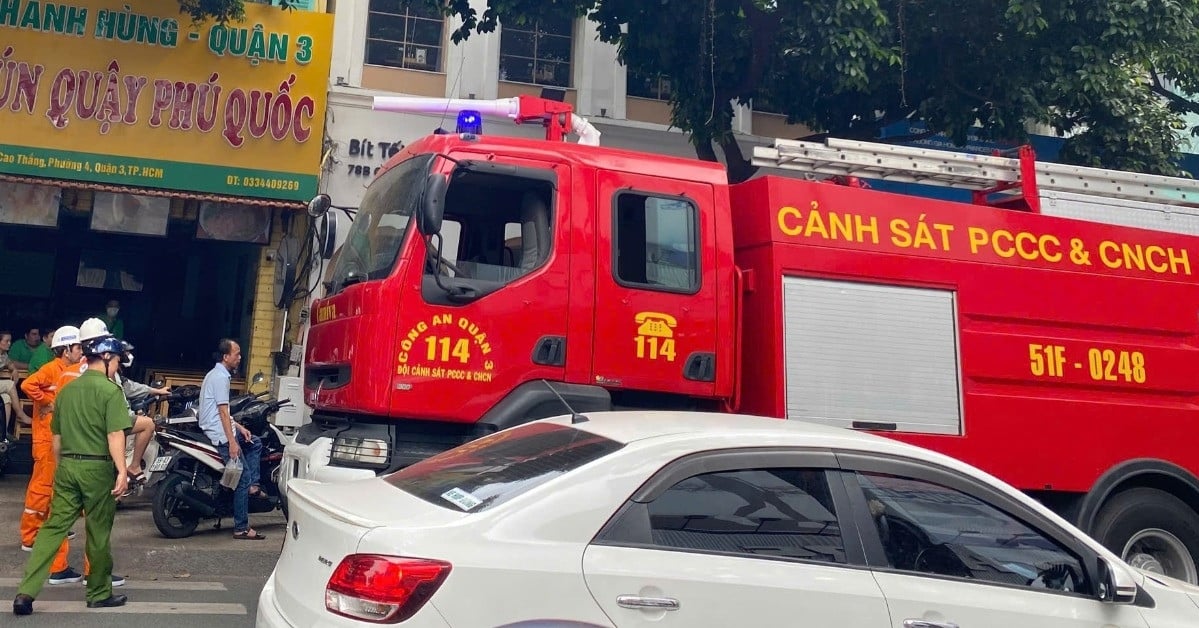 Incendio en restaurante de tres plantas en el centro de Ciudad Ho Chi Minh, mucha gente huye