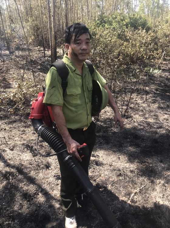 Hunderte von Menschen mobilisierten sich, um Waldbrände in Ha Tinh zu löschen. Foto 5