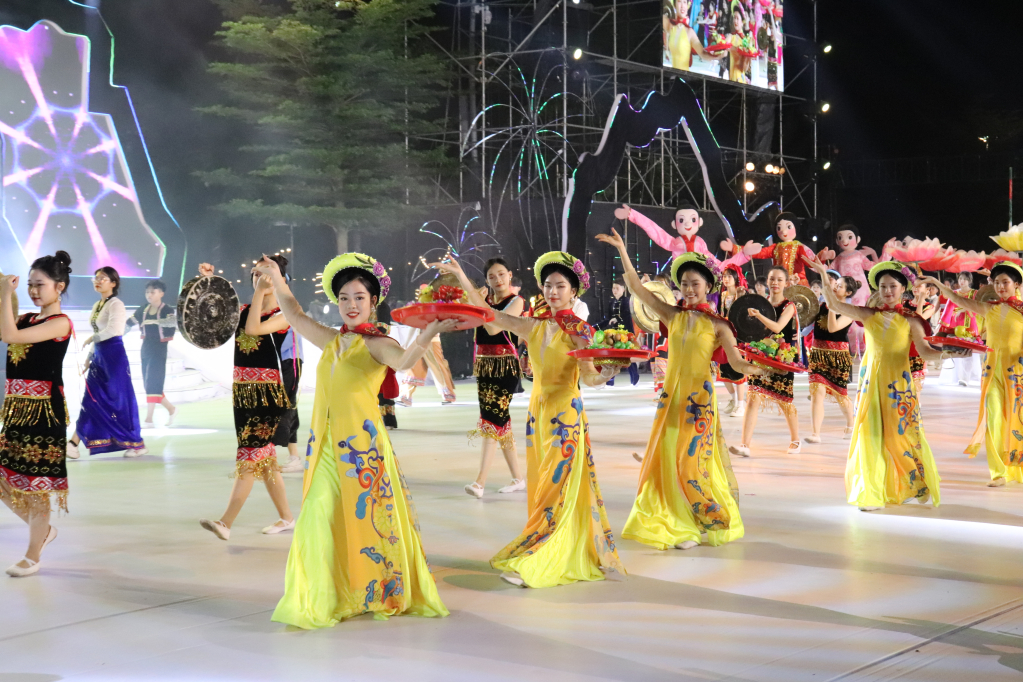 The colors of Vietnamese national culture are conveyed impressively and uniquely.