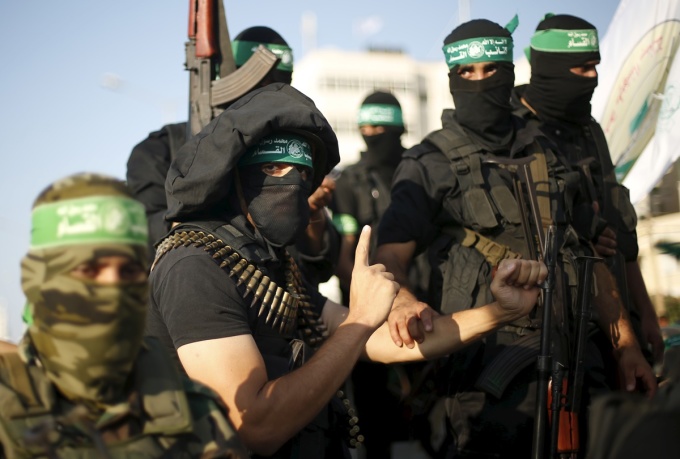 2015年、ガザ市で行われた反イスラエル軍事パレードに参加するハマスの武装勢力。写真：ロイター