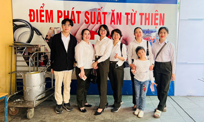 Tuan (à l'extrême gauche) lors d'un voyage caritatif à l'hôpital Xanh Pon, à Hanoi. Photo : Personnage fourni