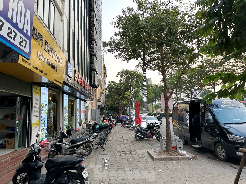 Close-up of a 900 meter long street with 11 bus offices whose licenses have just been proposed to be revoked photo 7