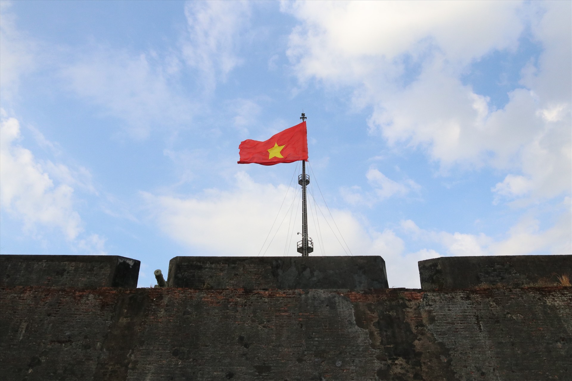 Previously, the flagpole was made of wood, later it was changed to cast iron pipe. However, after a long period of war, the current flagpole has been rebuilt with iron, more solid and sturdy.