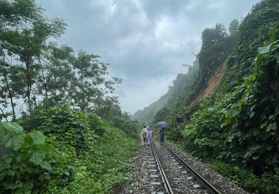 Gác việc nhà, lo cho đường sắt sớm thông tàu sau lũ- Ảnh 22.