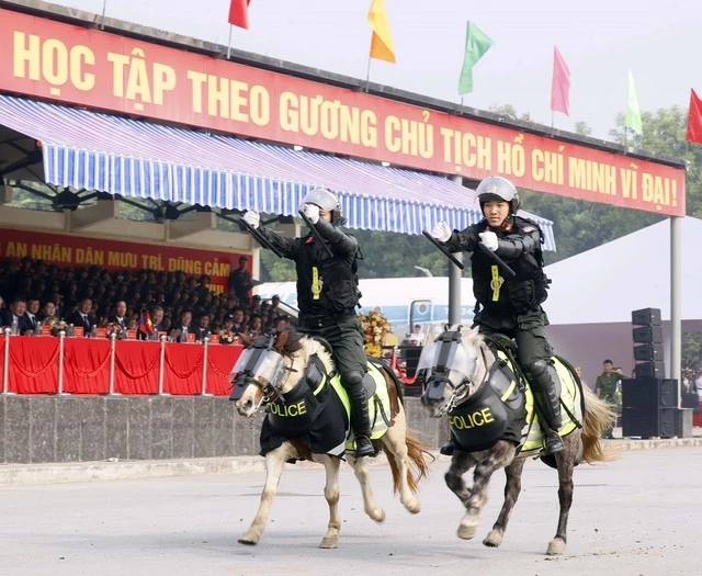 Chủ tịch nước và Tổng thống Mông Cổ thăm Bộ Tư lệnh Cảnh sát cơ động - Ảnh 3.