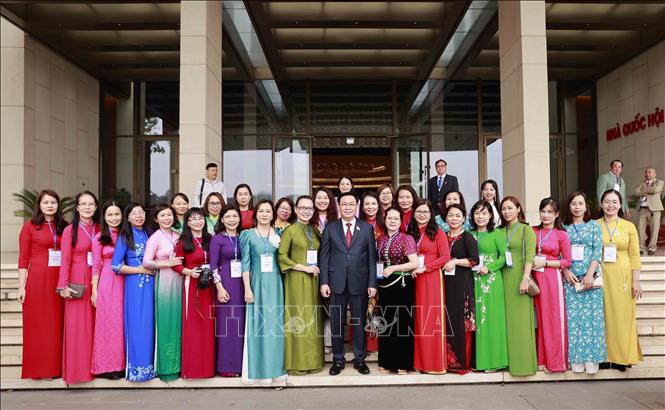 El presidente de la Asamblea Nacional, Vuong Dinh Hue, con destacadas periodistas femeninas. Foto: Doan Tan/VNA