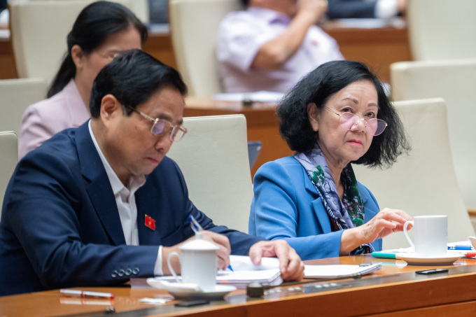 Le Premier ministre Pham Minh Chinh (couverture gauche) et le membre permanent du Secrétariat Truong Thi Mai ont assisté à la séance de discussion dans la salle de l'Assemblée nationale le matin du 21 novembre. Photo : Médias de l'Assemblée nationale