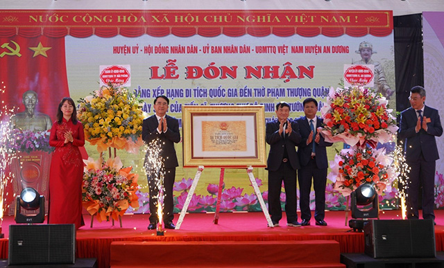 Le vice-président du Comité populaire de la ville de Hai Phong, Le Khac Nam, a décerné le certificat de monument national au temple Pham Thuong Quan. Photo : Mai Dung