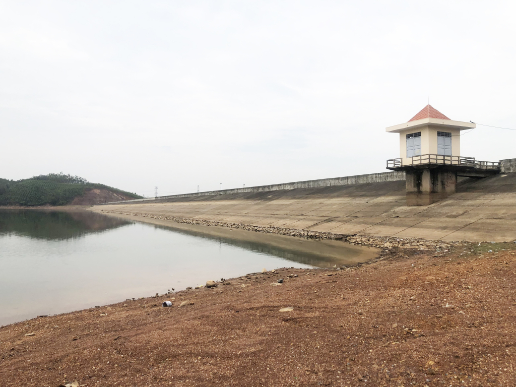 Die Dong Trieu Irrigation Company Limited bereitet umfassende Pläne und Ersatzmaterialien für den Khe Che-See vor, um auf die Sturmsaison zu reagieren.