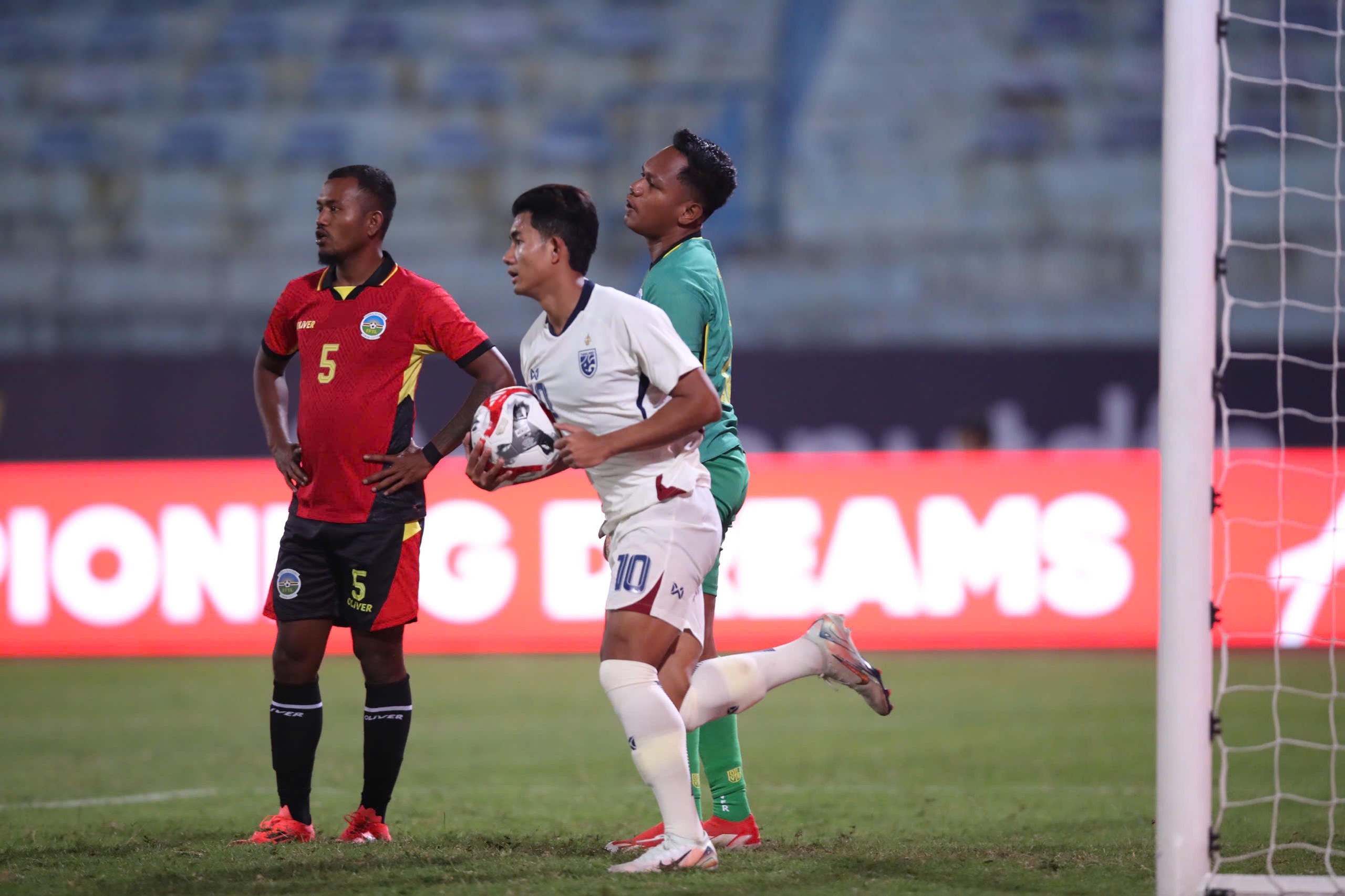 Suphanat Mueanta (10) đang là cầu thủ xuất sắc nhất AFF Cup 2024, khi ghi 3 bàn và có 4 kiến tạo, 2 lần đoạt giải cầu thủ xuất sắc nhất trận