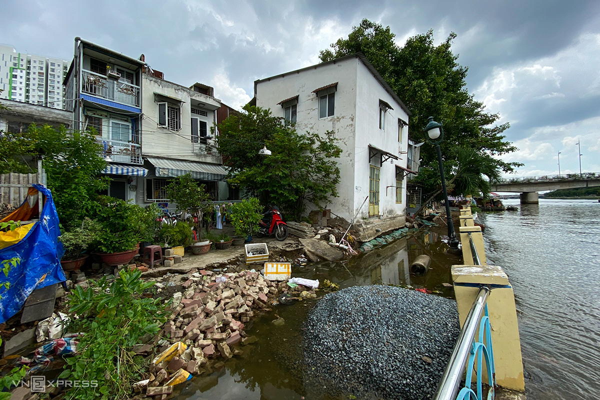 La sección del canal en la península de Thanh Da se hunde 2 cm por día.