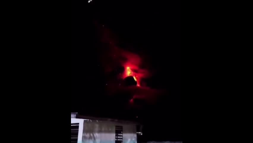 パノラマ - インドネシアの恐ろしい火山が紫色の稲妻とともに噴火