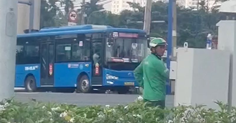 Überprüfung der Person in GrabBike-Uniform, die in Ho-Chi-Minh-Stadt die Ampeln eingestellt hat